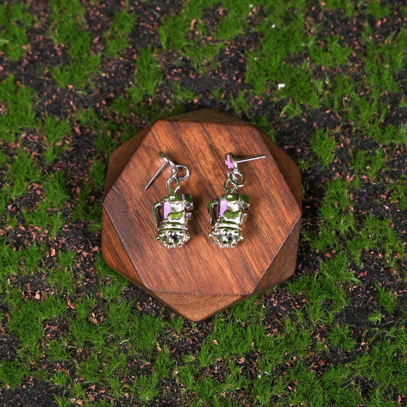 Platinum grenade earrings for League of Legends cosplay, Arcane-inspired gaming jewelry. Lightweight, durable, and perfect for sensitive ears. Ideal gift for Valentine’s Day or for anyone passionate about LoL and gaming culture.