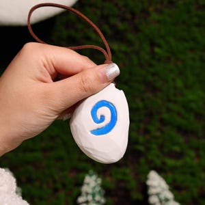 Hearthstone Emblem Glow-in-the-Dark Pendant, Customizable Resin Necklace for Gamers, Lightweight Durable Cosplay Accessory, Birthday Gift