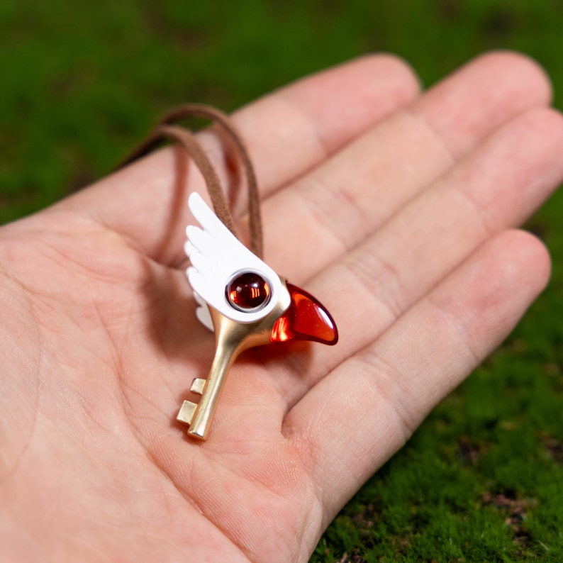 Anime-inspired key necklace featuring transparent bird beak, durable PLA alloy material, perfect for fans of Cardcaptor Sakura, cosplay enthusiasts, or anyone who loves unique magical girl jewelry.