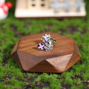 Bold, unique earrings for League of Legends and Arcane fans. Platinum-plated grenade design, lightweight and comfortable for cosplay events or gaming marathons. Perfect gift for gamers looking for a standout accessory.
