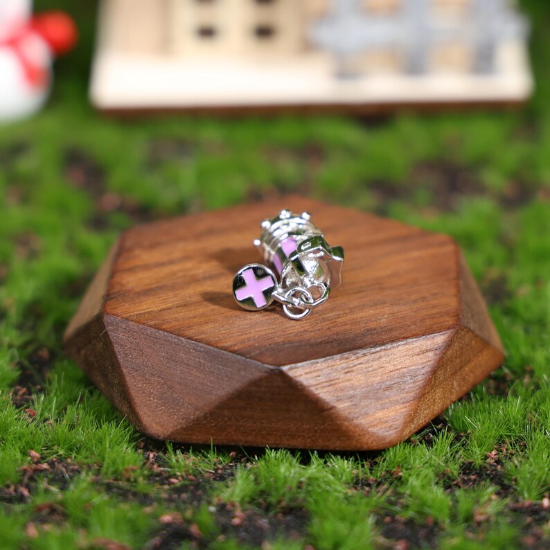 Bold, unique earrings for League of Legends and Arcane fans. Platinum-plated grenade design, lightweight and comfortable for cosplay events or gaming marathons. Perfect gift for gamers looking for a standout accessory.