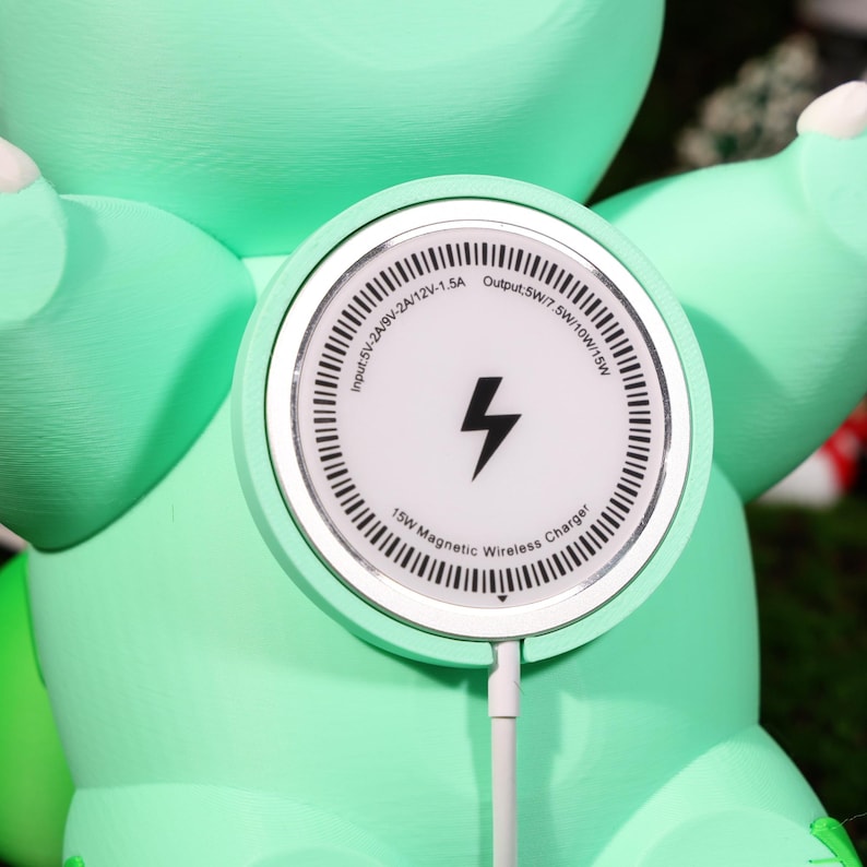 Adorable phone charging station featuring a plant-inspired creature design, perfect for gaming lovers. A versatile and decorative phone holder ideal for fans of whimsical, eco-friendly accessories. Fast MagSafe charging and reliable support