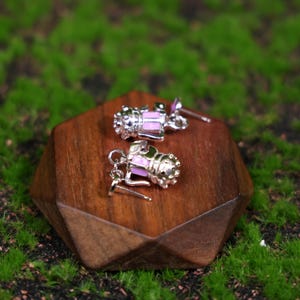 Unique Jinx grenade earrings with a platinum finish, perfect gift for League of Legends enthusiasts, gamers, and Arcane fans. Lightweight, durable, and designed for comfort, making them a must-have accessory for any LoL fan.