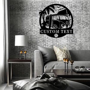 Könnte beinhalten: Schwarze Wandkunst aus Metall mit einem Vintage-Van mit einem Surfbrett an der Seite, Palmen und dem Text "CUSTOM TEXT".