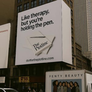 以下が含まれることがあります： 「Like therapy, but you're holding the pen.」というテキストと、「The Plotline」のロゴ、そしてウェブサイトアドレス「doitfortheplotline.com」が書かれた白い看板。