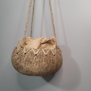 Fioriera sospesa in fibra di cocco con gancio in corda di iuta ricavata da gusci di cocco riciclati