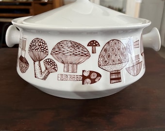 Arabia Finland mushrooms on casserole with knob handles and lid (Kaj Franck)