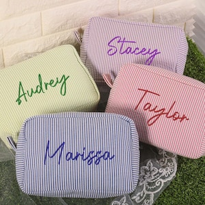 Benutzerdefinierte Seersucker Kosmetiktasche, personalisierte bestickte Make-up-Tasche, Monogramm Kulturtasche, Brautjungfer Geschenk, Weihnachtsgeschenk, Geschenk für Sie