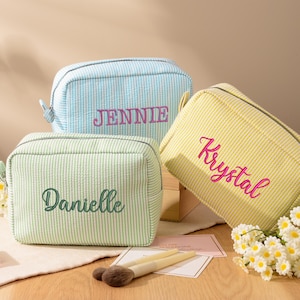 Personalisierte gestickte Seersucker Make-up-Tasche, Brautjungfer Geschenk Tasche, Beauty Make-up Tasche, Brautparty Geschenke, Brautjungfer Geschenke, Geschenk für Sie