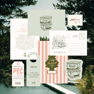 Può includere: Una collezione di articoli di cancelleria a tema campeggio. Include inviti, cartoline, appendini per porte e adesivi. La tavolozza dei colori è tenue, con sfumature di verde, rosa e bianco. Il testo include "Welcome to Camp Taylor Bachelorette Weekend."