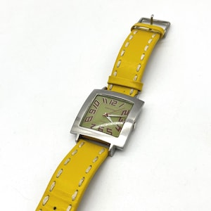 Reloj de cuarzo Tokyo Bay Square Tranvía con esfera verde y correa de cuero amarilla imagen 10