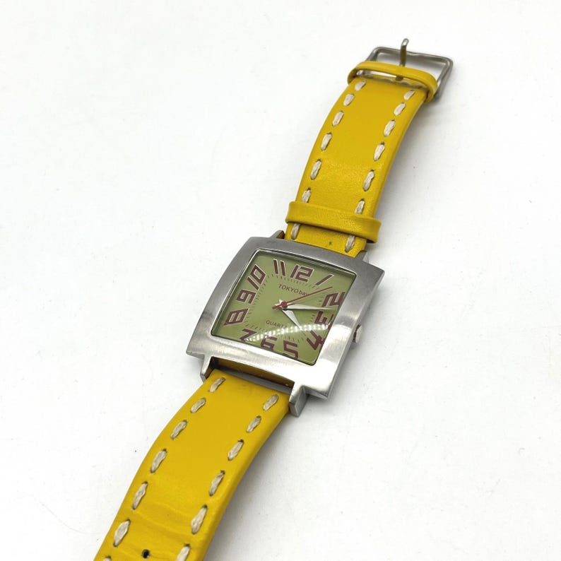 Reloj de cuarzo Tokyo Bay Square Tranvía con esfera verde y correa de cuero amarilla imagen 10