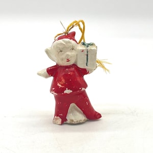 Figura navideña vintage de cerámica con forma de duendecillo, color rojo, fabricada en Japón a mediados del siglo XX.