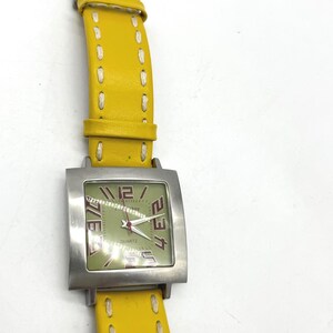 Reloj de cuarzo Tokyo Bay Square Tranvía con esfera verde y correa de cuero amarilla imagen 9