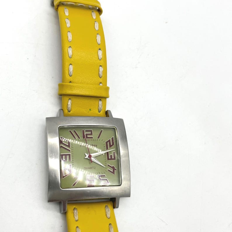 Reloj de cuarzo Tokyo Bay Square Tranvía con esfera verde y correa de cuero amarilla imagen 9