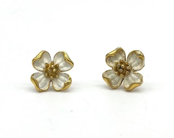 Pendientes de flor de cornejo con esmalte blanco en tono dorado y diseño floral botánico