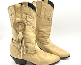 Botas vaqueras Laredo Vintage de cuero color camel con flecos y borlas, hechas en EE. UU., para mujer.