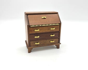 Escritorio de secretaria vintage en miniatura de madera con herrajes dorados para casa de muñecas a escala 1:12