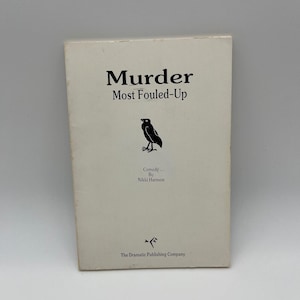 Puede incluir: Una portada de libro con el título "Murder Most Fouled-Up" en texto negro. Debajo del título hay una silueta negra de un cuervo. La portada también incluye el texto "Comedy By Nikki Harmon" y "The Dramatic Publishing Company."