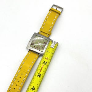 Reloj de cuarzo Tokyo Bay Square Tranvía con esfera verde y correa de cuero amarilla imagen 8