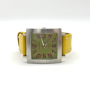 Reloj de cuarzo Tokyo Bay Square Tranvía con esfera verde y correa de cuero amarilla imagen 1