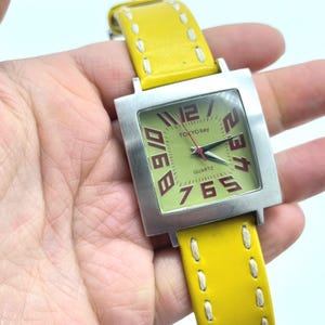 Reloj de cuarzo Tokyo Bay Square Tranvía con esfera verde y correa de cuero amarilla imagen 2
