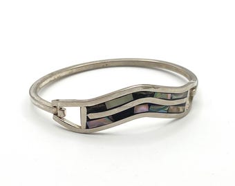 Pulsera rígida articulada con incrustaciones de abulón, estilo vintage de Taxco, en plata mexicana.