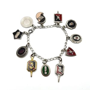 Puede incluir: Una taza de cerámica blanca con un asa negra y el texto "But First, Coffee" en negrita negra. La taza está llena de un líquido oscuro, probablemente café, y se encuentra sobre una superficie clara.