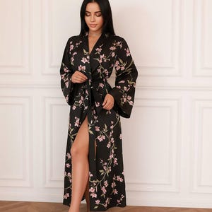Schwarze Kimono-Robe aus Satin mit Kirschblüte, langes Floral-Verpackungsdesign, luxuriöse Lounge-Robe oder Morgenmantel, romantisches Geschenk für sie, bodenlanges Kleid