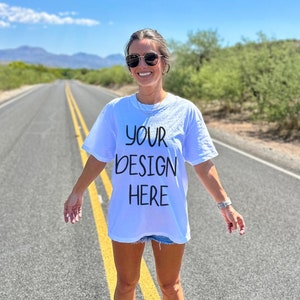 Comfort Colors 1717 Pepper Unisex T-shirt Mockup Outdoors | Oversized trendy hipster-shirt met pepershirt | Mockup witte voorkant van shirt