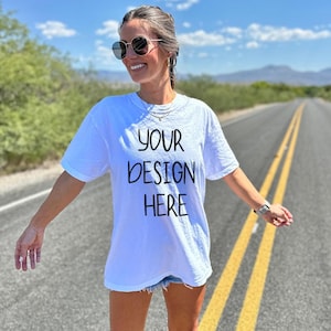 Comfort Colors 1717 Pepper Unisex T-shirt Mockup Outdoors | Oversized trendy hipster-shirt met pepershirt | Mockup witte voorkant van shirt