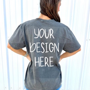 Comfort Colors 1717 Pepper Unisex T-shirt Mockup Outdoors | Oversized trendy hipster-shirt met pepershirt | Mockup achterkant shirt met peper