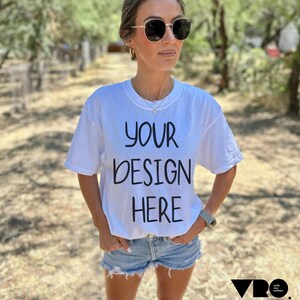 Comfort Colors 1717 Pepper Unisex T-shirt Mockup Outdoors | Oversized trendy hipster-shirt met pepershirt | Mockup witte voorkant van shirt