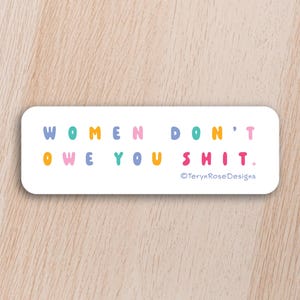 Women Don't Owe You Shit - feministische waterdichte sticker - sticker voor waterfles, laptop, beker, enz.