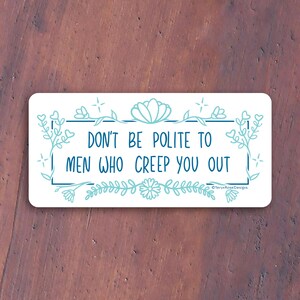 Wees niet beleefd tegen mannen die je wegkruipen - feministische waterdichte sticker - sticker voor waterfles, laptop, beker, enz.