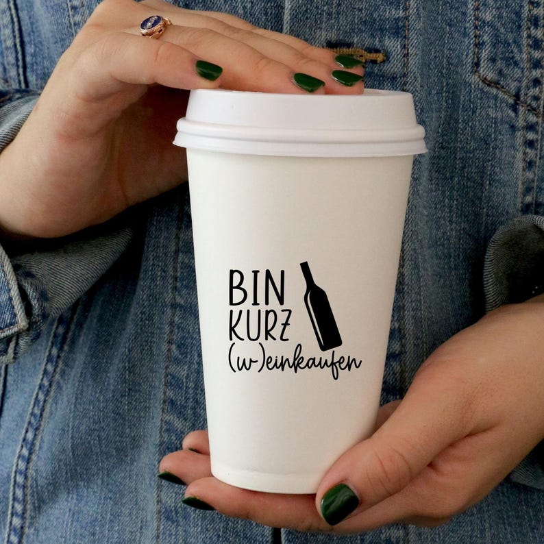 K&ouml;nnte beinhalten: Wei&szlig;er Coffee-to-go-Becher mit schwarzem Text "Bin kurz (w)einkaufen" und einer schwarzen Silhouette einer Weinflasche.