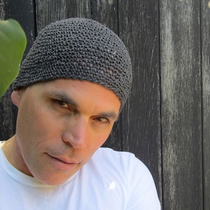 men&#39;s hemp kufi: charcoal gray crochet skull cap, handmade beanie