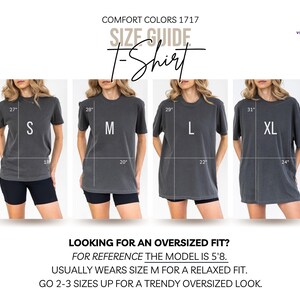 K&ouml;nnte beinhalten: Gr&ouml;&szlig;entabelle f&uuml;r Comfort Colors 1717 T-Shirts. Das Bild zeigt vier Models in grauen T-Shirts in den Gr&ouml;&szlig;en S, M, L und XL. F&uuml;r jede Gr&ouml;&szlig;e werden Ma&szlig;e angegeben. Der Text empfiehlt, f&uuml;r eine &uuml;bergro&szlig;e Passform eine Nummer gr&ouml;&szlig;er zu w&auml;hlen.