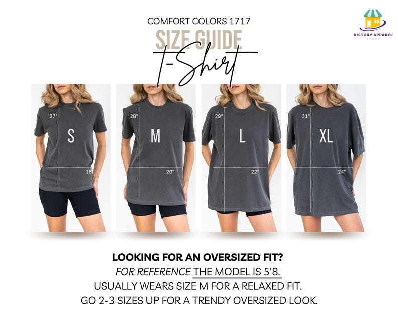 K&ouml;nnte beinhalten: Gr&ouml;&szlig;entabelle f&uuml;r Comfort Colors 1717 T-Shirts. Das Bild zeigt vier Models in grauen T-Shirts in den Gr&ouml;&szlig;en S, M, L und XL. F&uuml;r jede Gr&ouml;&szlig;e werden Ma&szlig;e angegeben. Der Text empfiehlt, f&uuml;r eine &uuml;bergro&szlig;e Passform eine Nummer gr&ouml;&szlig;er zu w&auml;hlen.