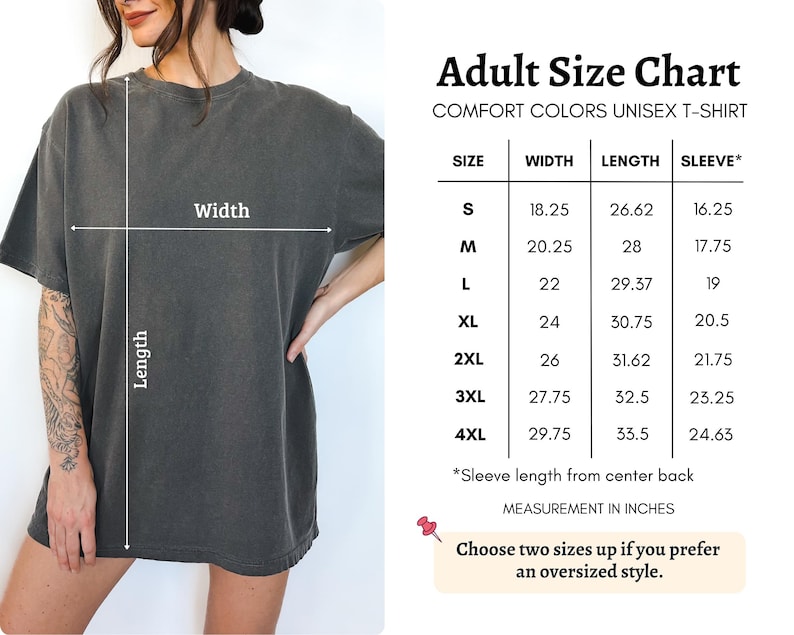 K&ouml;nnte beinhalten: Dunkelgraues Unisex-T-Shirt mit Gr&ouml;&szlig;entabelle. Die Tabelle enth&auml;lt Ma&szlig;e in Zoll f&uuml;r Breite, L&auml;nge und &Auml;rmell&auml;nge f&uuml;r die Gr&ouml;&szlig;en S bis 4XL. Der Text empfiehlt, zwei Gr&ouml;&szlig;en gr&ouml;&szlig;er zu w&auml;hlen, um einen &uuml;bergro&szlig;en Stil zu erhalten.