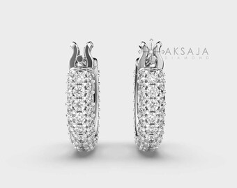 Puede incluir: Un par de pendientes de aro de plata con engaste pavé de pequeños diamantes transparentes.