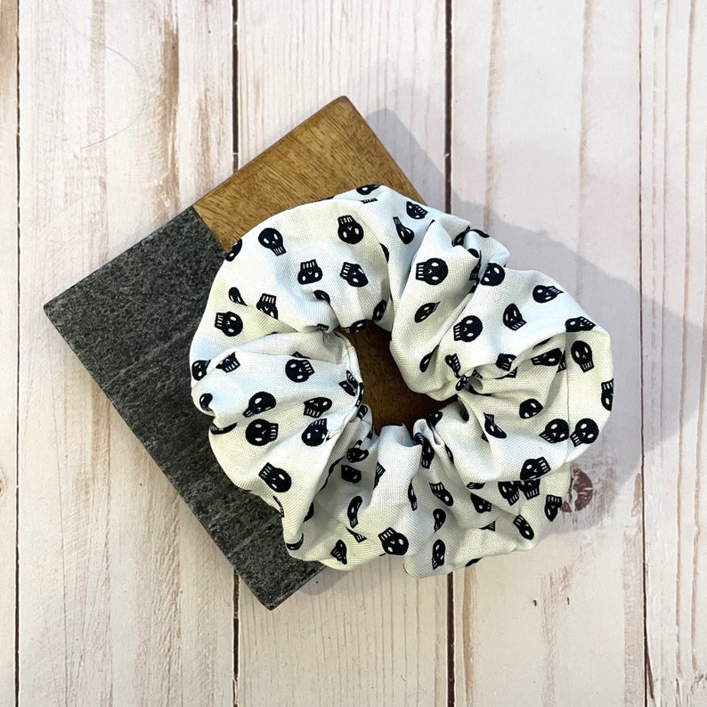 Halloween Scrunchies White with Skulls