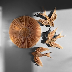 Décoration murale en osier, hirondelle et soleil, art mural oiseau bohème, tenture murale scandinave inspirée de la nature faite main
