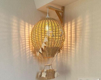 Ręcznie robiona lampa w kształcie balonu na ogrzane powietrze: wiklinowa lampka nocna do pokoju dziecięcego