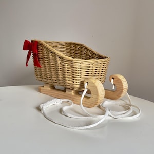 Handmade Wicker & Wooden Sleds – Christmas Decoration Sleigh for Winter Display