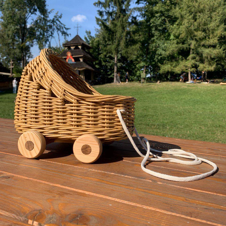 Carrozzina per le bambole in rattan - Paideia Carrozzina per le bambole in rattan - Paideia