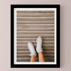 Arte murale con sneaker urbane – Stampa fotografica minimalista in stile street – Decorazione artistica con scarpe dai toni neutri – Foto artistica moderna