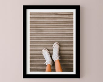 Impresión fotográfica de zapatillas urbanas: arte minimalista de zapatillas de estilo callejero