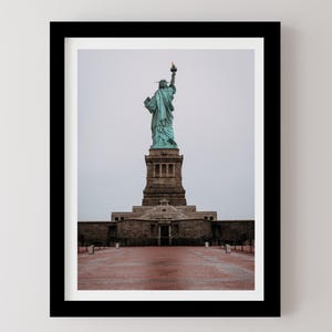 Stampa della Statua della Libertà – Decorazione murale con simboli di New York, fotografia di New York, poster di Liberty Island, decorazione con icone americane, foto di viaggio patriottiche