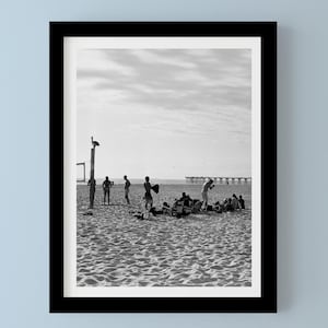 VERY VOLLEYBALL AFTERNOON – Hermosa Beach schwarz weiß Foto, Beach Volley Ball, kalifornische Küsten Wand Kunst